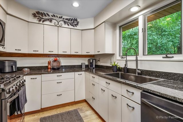 208 N Shore Drive, Oakwood Hills, IL 60013