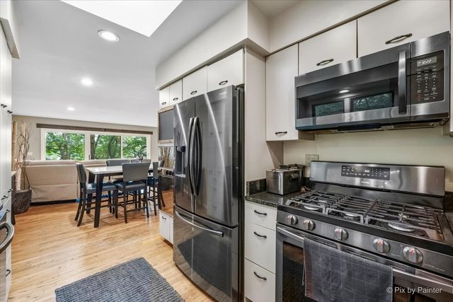 208 N Shore Drive, Oakwood Hills, IL 60013