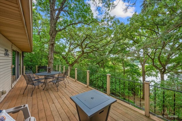 208 N Shore Drive, Oakwood Hills, IL 60013
