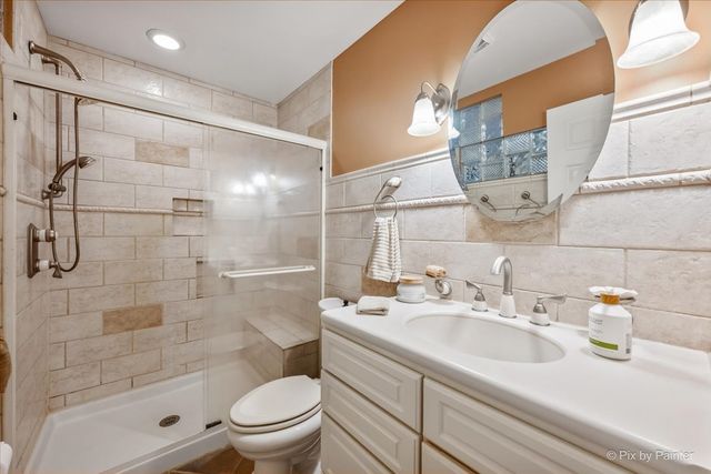 208 N Shore Drive, Oakwood Hills, IL 60013