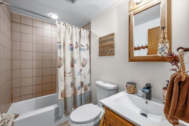 208 N Shore Drive, Oakwood Hills, IL 60013