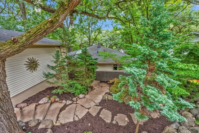 208 N Shore Drive, Oakwood Hills, IL 60013