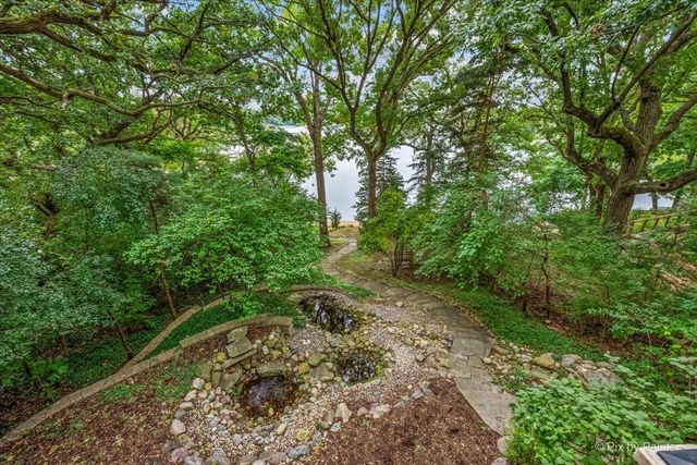 208 N Shore Drive, Oakwood Hills, IL 60013