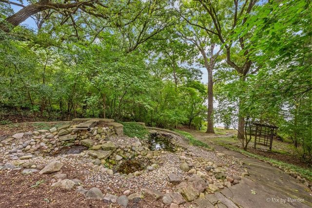 208 N Shore Drive, Oakwood Hills, IL 60013