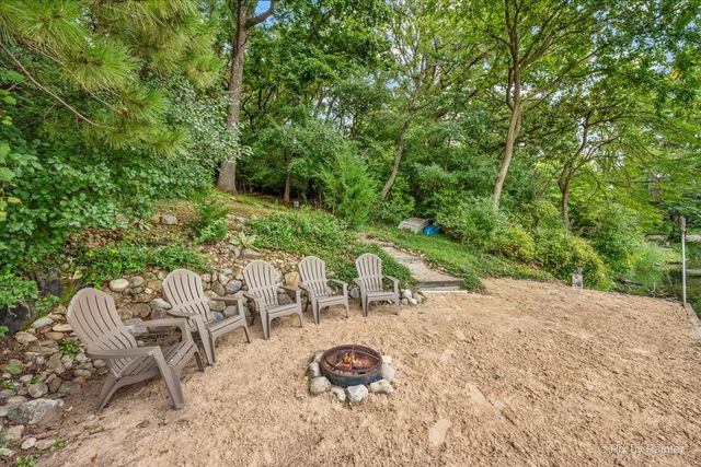 208 N Shore Drive, Oakwood Hills, IL 60013