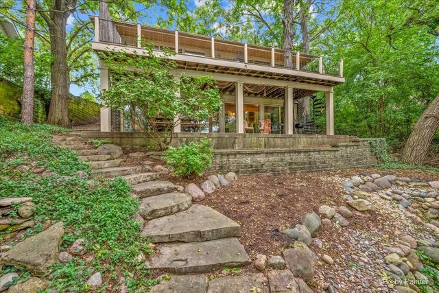 208 N Shore Drive, Oakwood Hills, IL 60013