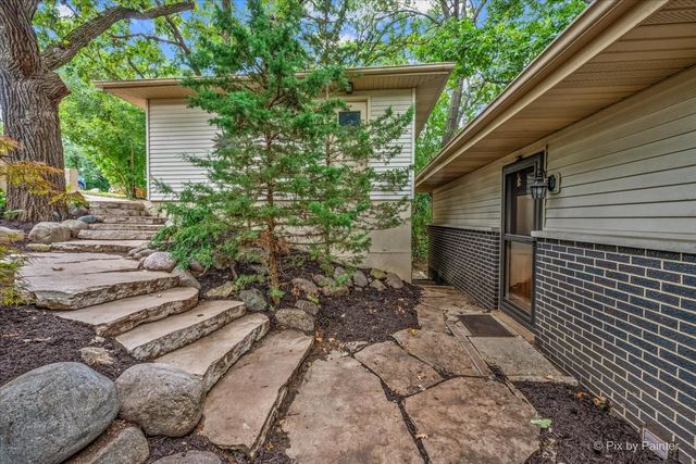 208 N Shore Drive, Oakwood Hills, IL 60013