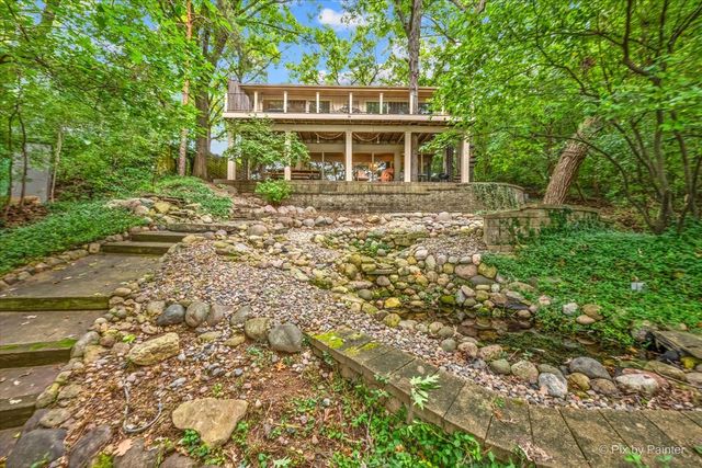208 N Shore Drive, Oakwood Hills, IL 60013