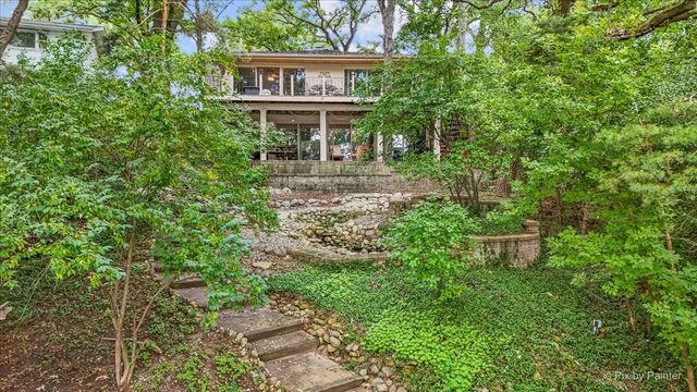 208 N Shore Drive, Oakwood Hills, IL 60013
