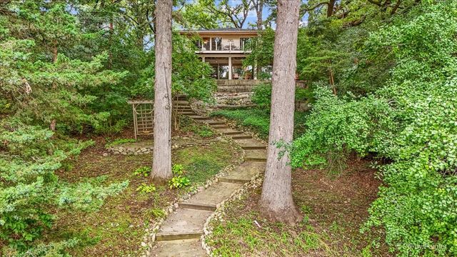 208 N Shore Drive, Oakwood Hills, IL 60013