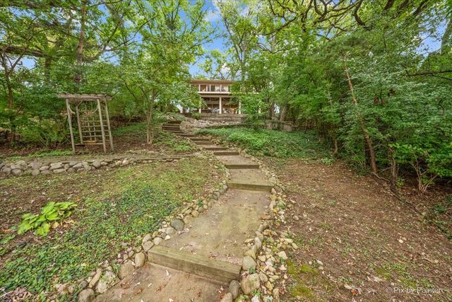 208 N Shore Drive, Oakwood Hills, IL 60013
