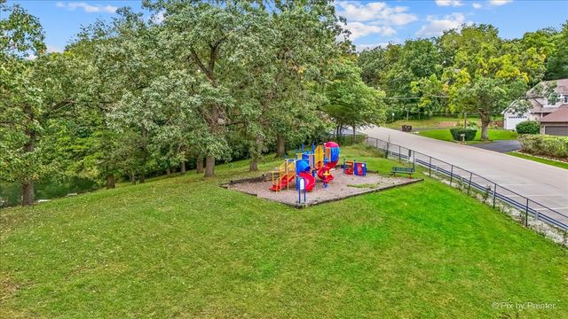 208 N Shore Drive, Oakwood Hills, IL 60013