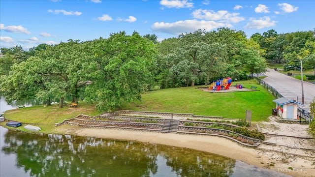 208 N Shore Drive, Oakwood Hills, IL 60013
