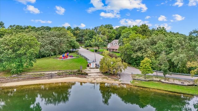 208 N Shore Drive, Oakwood Hills, IL 60013