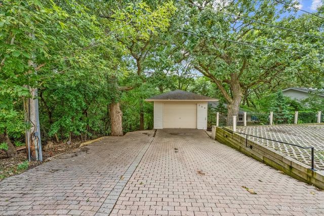 208 N Shore Drive, Oakwood Hills, IL 60013