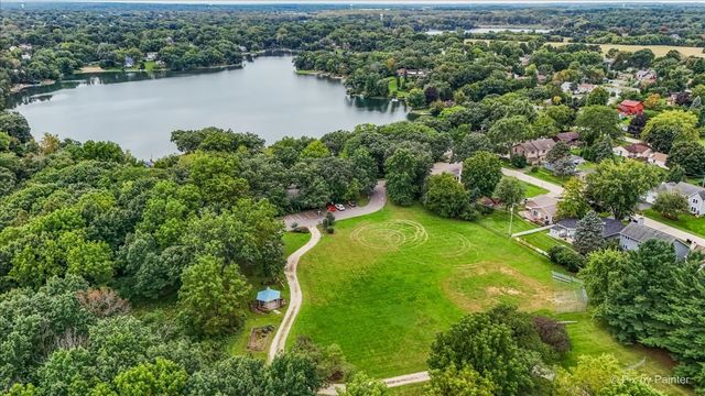 208 N Shore Drive, Oakwood Hills, IL 60013