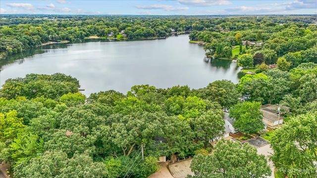 208 N Shore Drive, Oakwood Hills, IL 60013