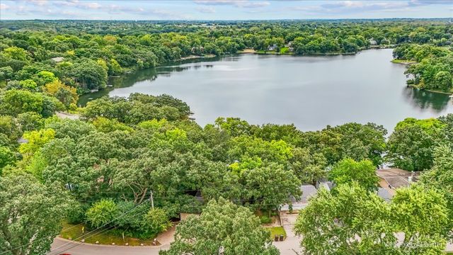 208 N Shore Drive, Oakwood Hills, IL 60013