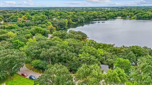 208 N Shore Drive, Oakwood Hills, IL 60013