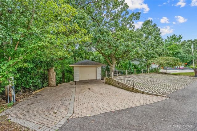 208 N Shore Drive, Oakwood Hills, IL 60013