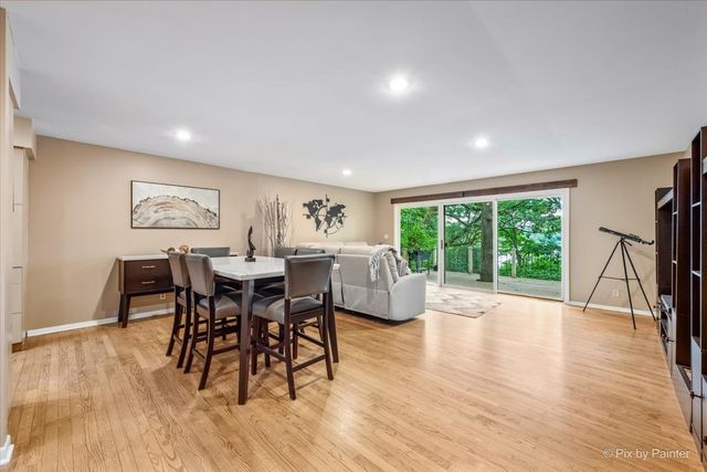 208 N Shore Drive, Oakwood Hills, IL 60013
