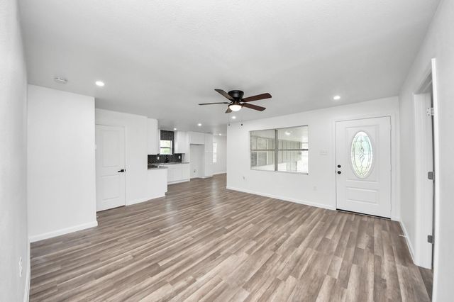 207 E Defee Avenue, Baytown, TX 77520