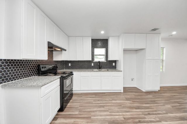 207 E Defee Avenue, Baytown, TX 77520