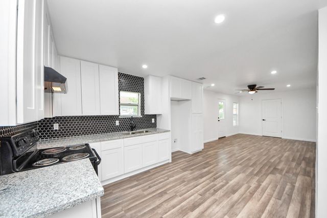 207 E Defee Avenue, Baytown, TX 77520