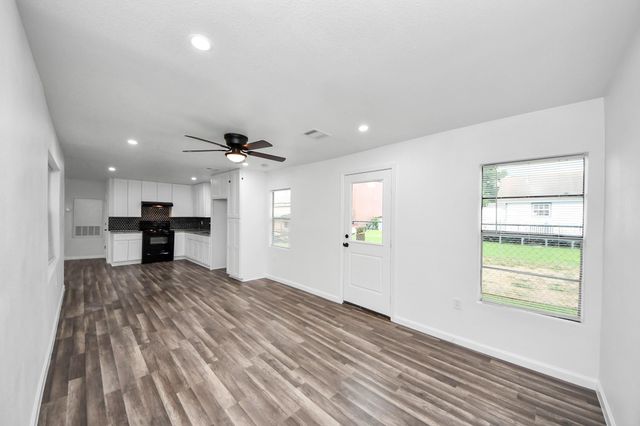 207 E Defee Avenue, Baytown, TX 77520