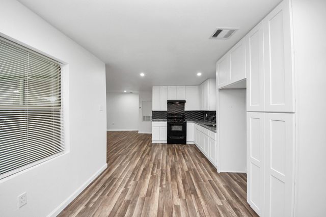 207 E Defee Avenue, Baytown, TX 77520