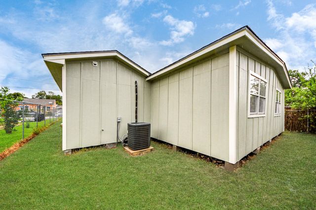 207 E Defee Avenue, Baytown, TX 77520