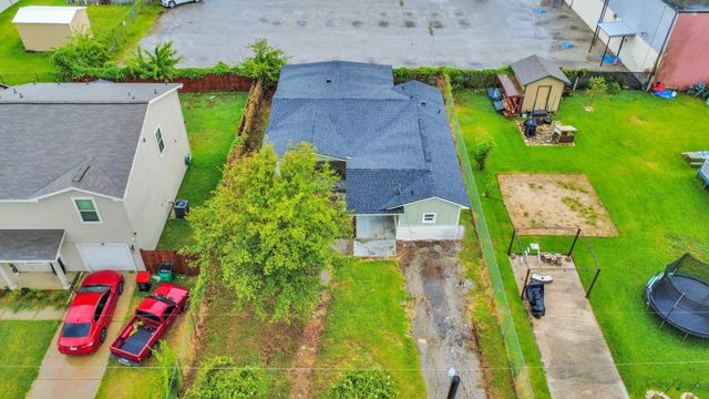 207 E Defee Avenue, Baytown, TX 77520