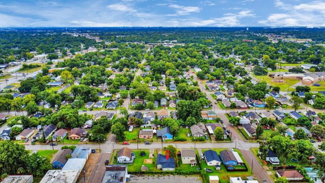 207 E Defee Avenue, Baytown, TX 77520