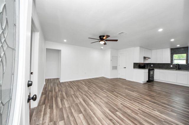 207 E Defee Avenue, Baytown, TX 77520