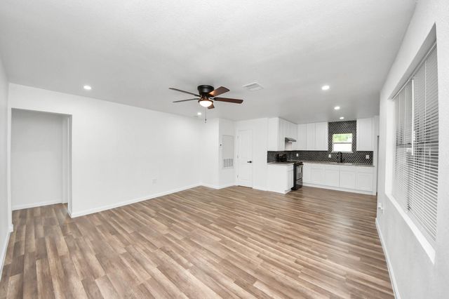 207 E Defee Avenue, Baytown, TX 77520