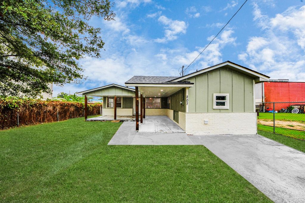 207 E Defee Avenue, Baytown, TX 77520