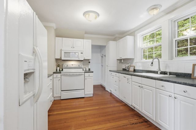 32 Enmore St, Andover, MA 01810