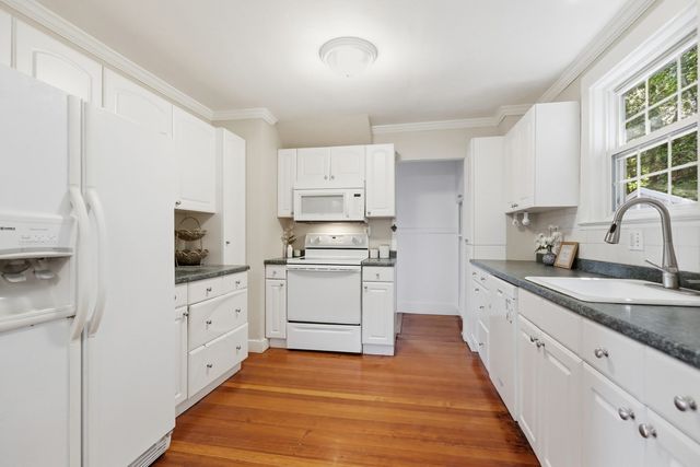32 Enmore St, Andover, MA 01810