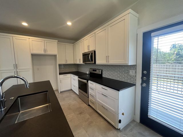 403 Summit Ridge DR N, Point Venture, TX 78645