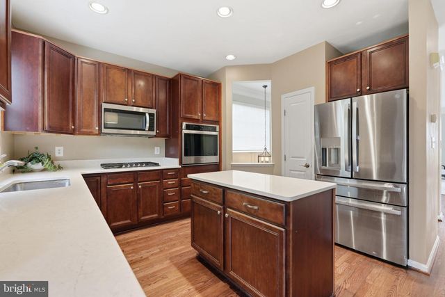 8102 DOVE COTTAGE CT, Lorton, VA 22079