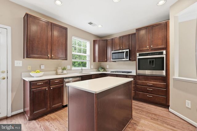 8102 DOVE COTTAGE CT, Lorton, VA 22079