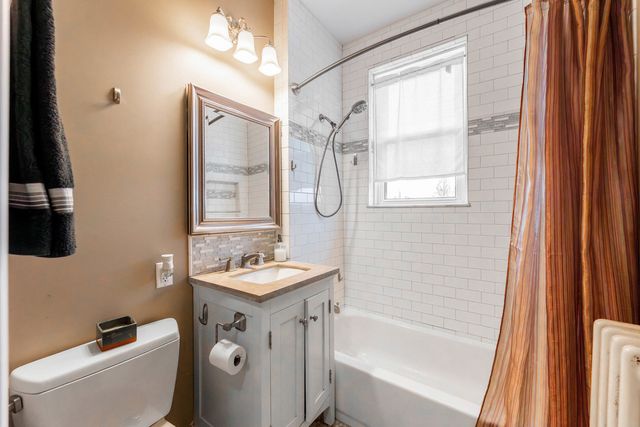 819 Lake Street 3W, Oak Park, IL 60301