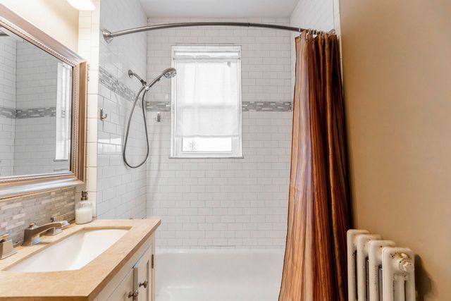 819 Lake Street 3W, Oak Park, IL 60301