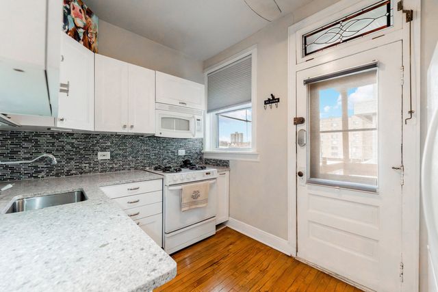 819 Lake Street 3W, Oak Park, IL 60301