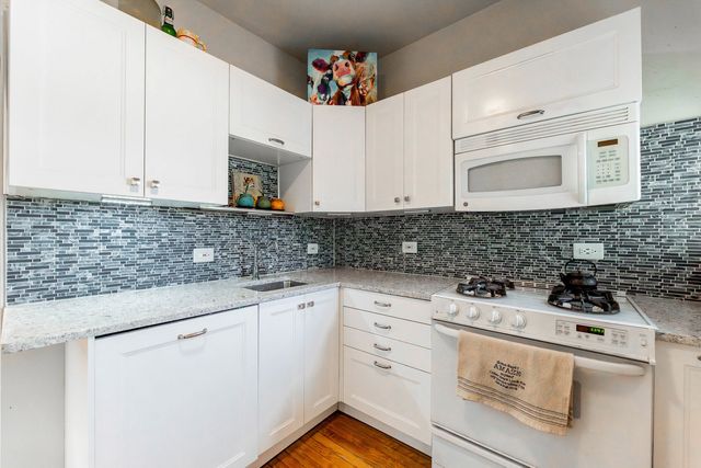 819 Lake Street 3W, Oak Park, IL 60301