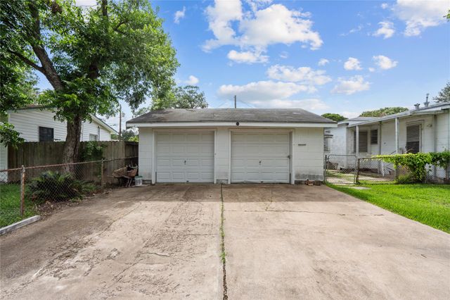 1210 10th Avenue N, Texas City, TX 77590
