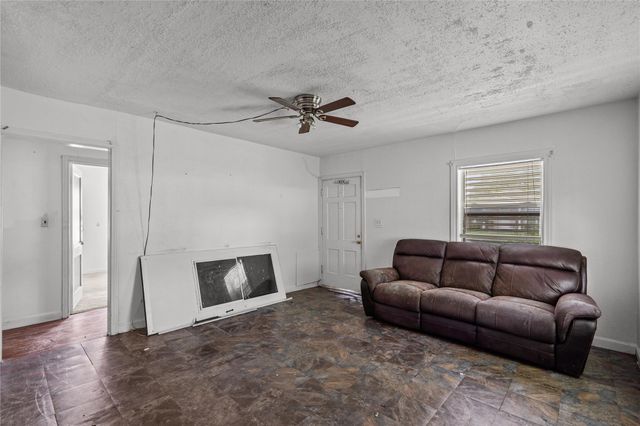 1210 10th Avenue N, Texas City, TX 77590