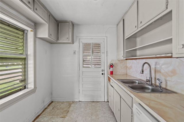 1210 10th Avenue N, Texas City, TX 77590