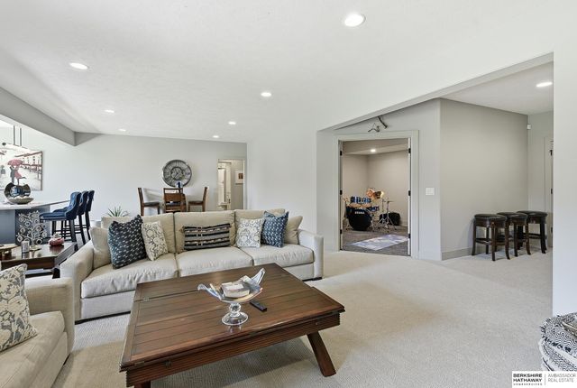 2007 S 211 Street, Elkhorn, NE 68022