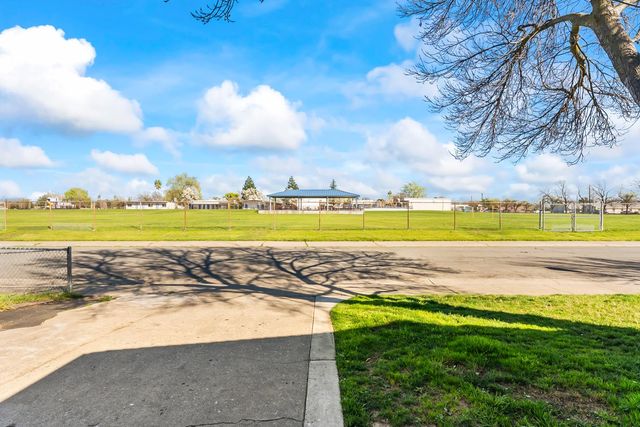 5450 73rd St, Sacramento, CA 95820